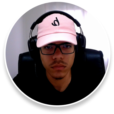 foto de João Vitor usando boné rosa, óculos preto e fundo branco